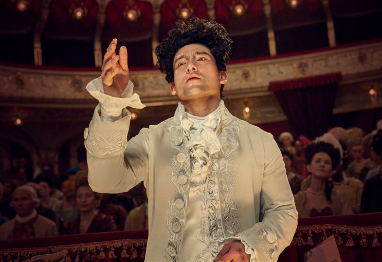 Will Sharpe dirigiert als Mozart ein Orchester