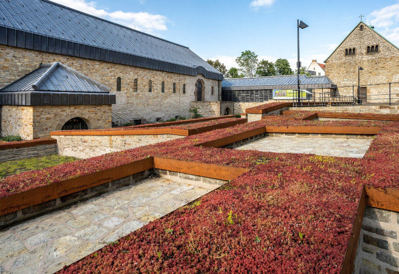 Blick auf einen großen Innenhof und Backsteingebäude im Hintergrund