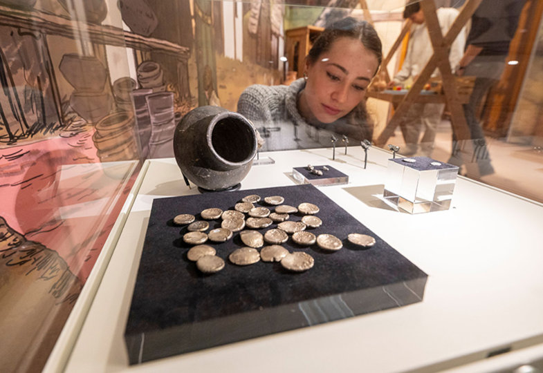 Die Kelten formten Münzen, Gefäße, Schmuckstücke, Waffen und Werkzeuge aus Metall