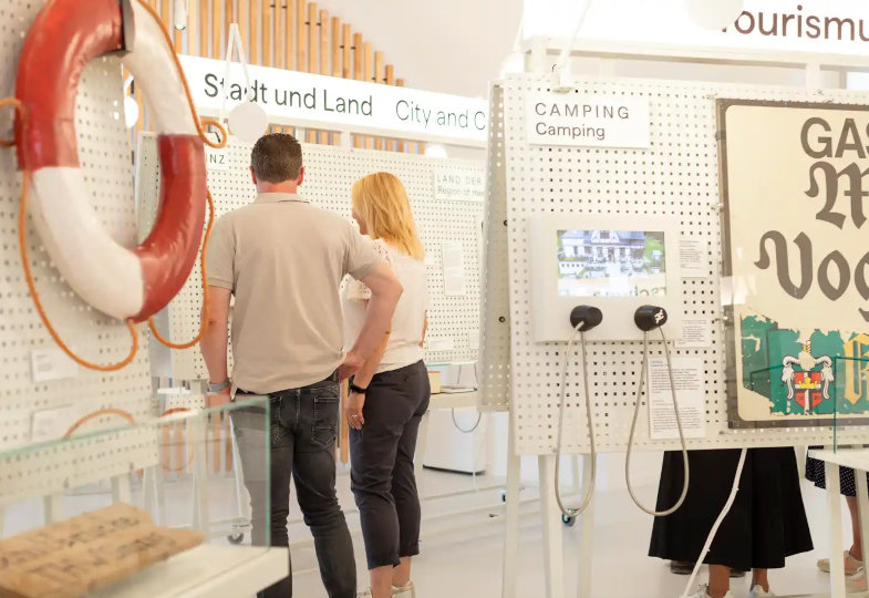 Ein Mann und eine Frau schauen sich Ausstellungsstücke an