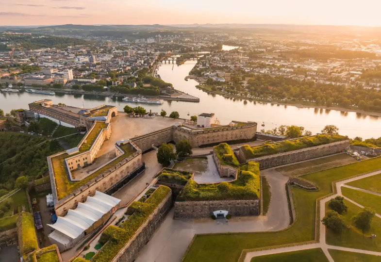 Blick von oben auf das Deutsche Eck - wo Rhein und Mosel eindrucksvoll zusammenfließen