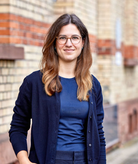 Porträtfotografie einer jungen braunhaarigen Dame