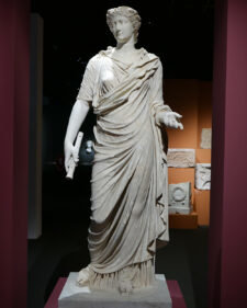 Perfekter Faltenwurf: römische Statue