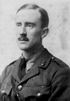 Der junge J. R. R. Tolkien in Uniform. Im Jahr 1916 kämpft er in der Schlacht an der Somme