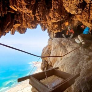 In beängstigender Höhe bietet die Höhle den Blick aufs Tote Meer