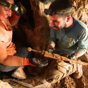 Forscher bewundern vor Ort eines der entdeckten Schwerter