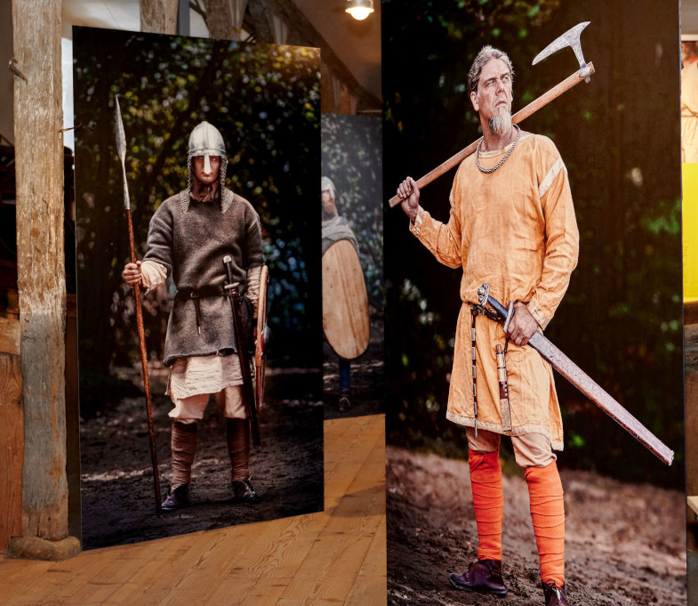 Krieger mit Schwert, Lanze und Streitaxt