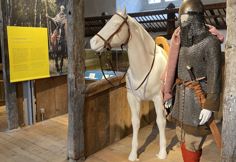 Ein Ritter mit Kettenhemd und Helm geschützt