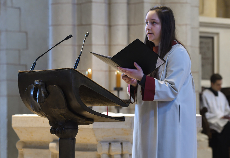 Auch in Kirchenchören finden sich oftmals Sängerinnen und Sänger, die bei entsprechender Förderung den Kantorendienst ausüben und damit den Antwortpsalm intonieren können.