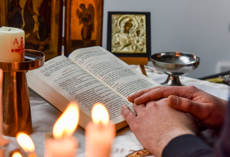 Ein Priesterseminarist betet das Stundengebet