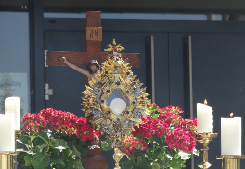 Wo eine Fronleichnamsprozession üblich ist, muss sie auf jeden Fall aus einer gemeinsamen Eucharistiefeier aller Beteiligten hervorwachsen.