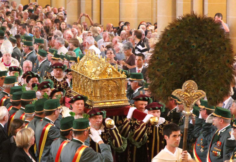 Der Schrein mit den Liborius-Reliquien wird durch den Paderborner Dom getragen.