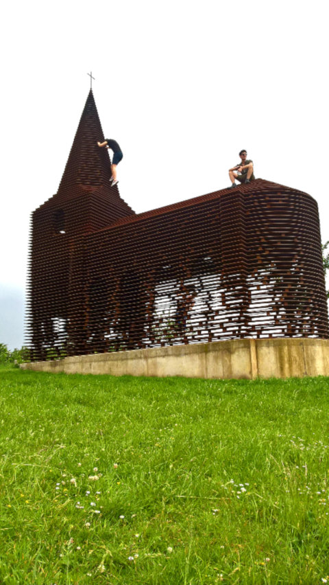 Das Stahl-Kunstwerk „Reading between the lines“, das die Silhouette einer Kirche aufgreift, liegt in der Nähe der belgischen Stadt Borgloon.