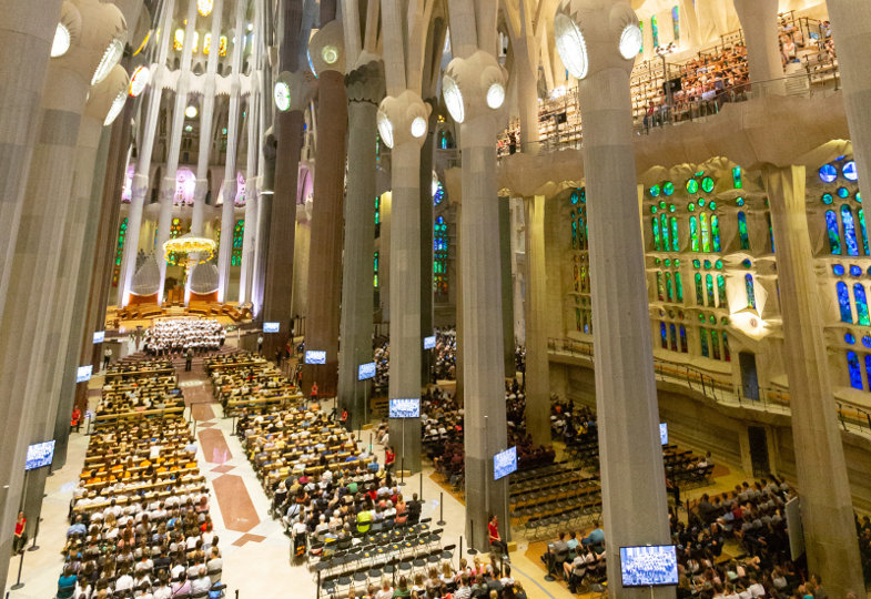 Kinder und Jugendliche in der Basilika Sagrada Família in Barcelona.