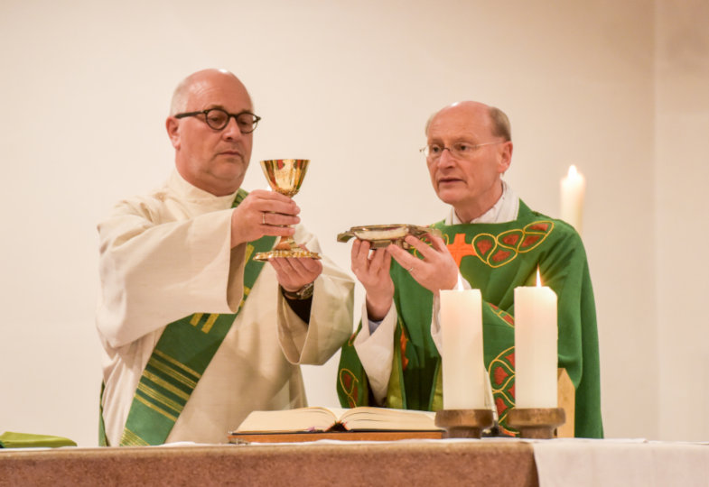 Priester und Diakon bei der Schlussdoxologie