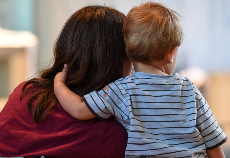 Eine Mutter mit Kind in einer Kirche