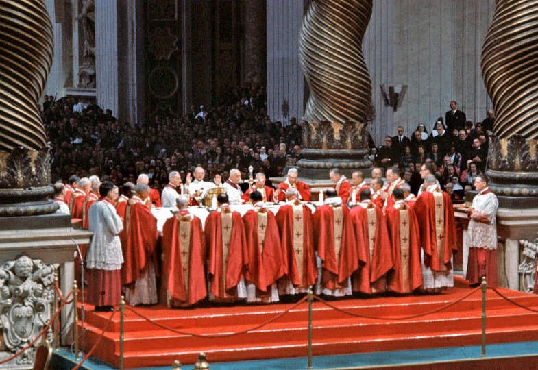Papst Paul VI. und andere Bischöfe umringen bei der ersten Konzelebration den Papstaltar im Petersdom