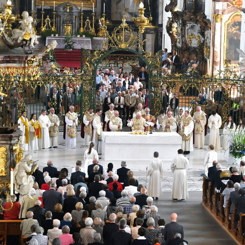 Ein Blick in den Dom St. Gallen während des Hochgebets