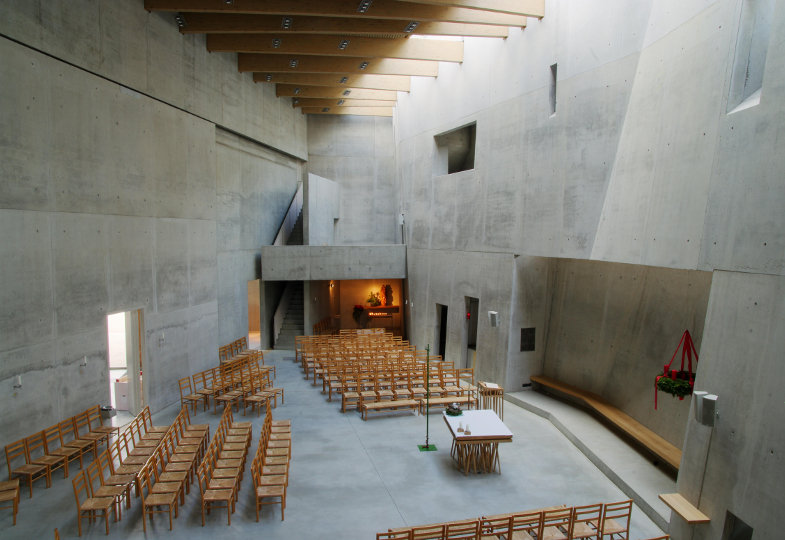 Blick in den katholischen Kirchenraum im ökumenischen Zentrum Freiburg-Rieselfeld