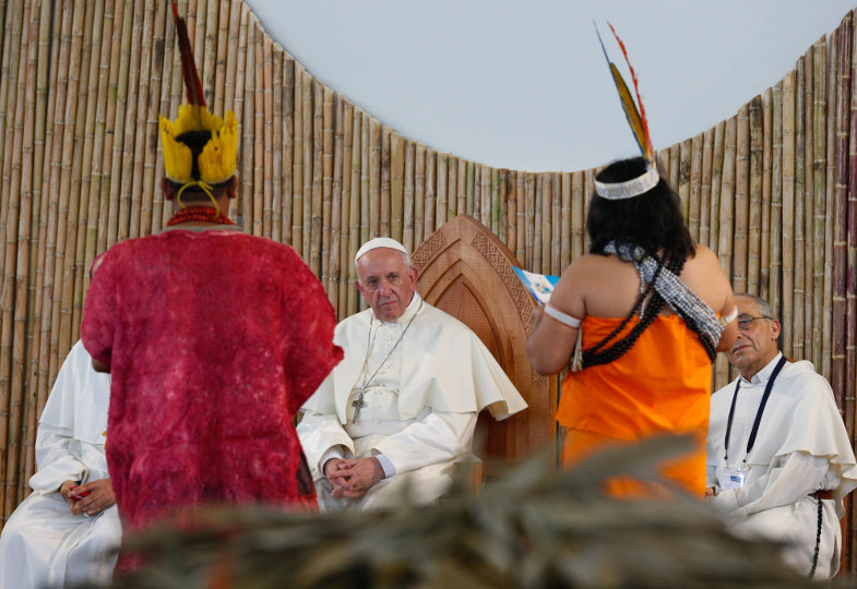 Papst Franziskus hört Vertretern von Völkern des Amazonasgebiet zu