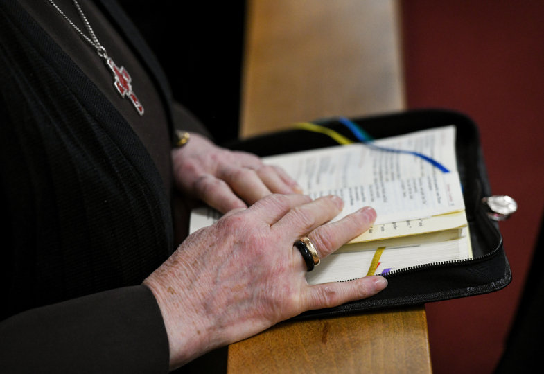 Eine Ordensschwester betet mit dem Stundenbuch