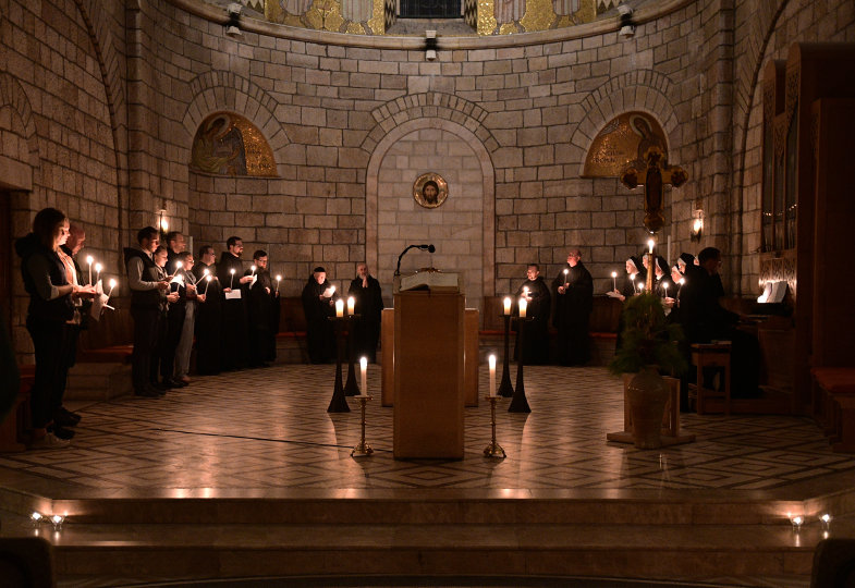 EIne Lichterfeier in der Abteikirche der Dormitio in Jerusalem