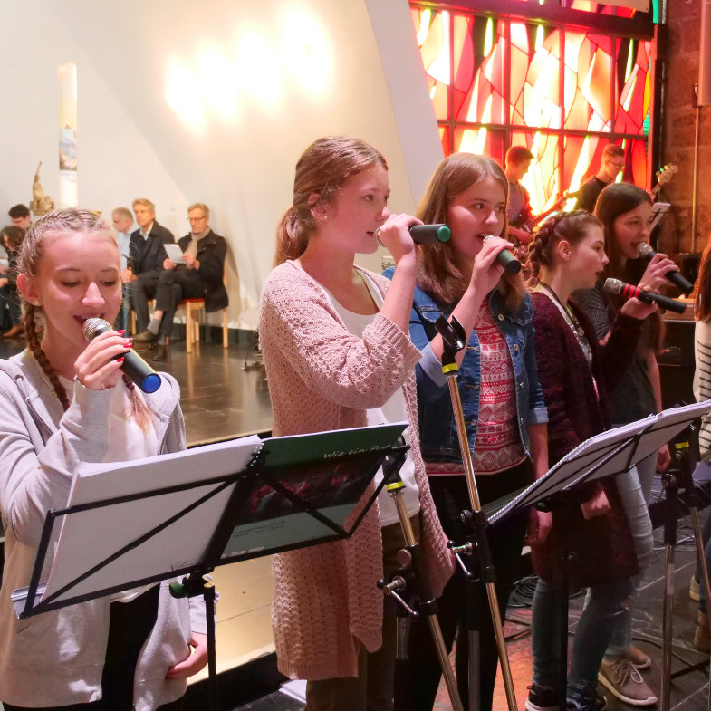 Jugendliche Sängerinnen einer Band im Gottesdienst