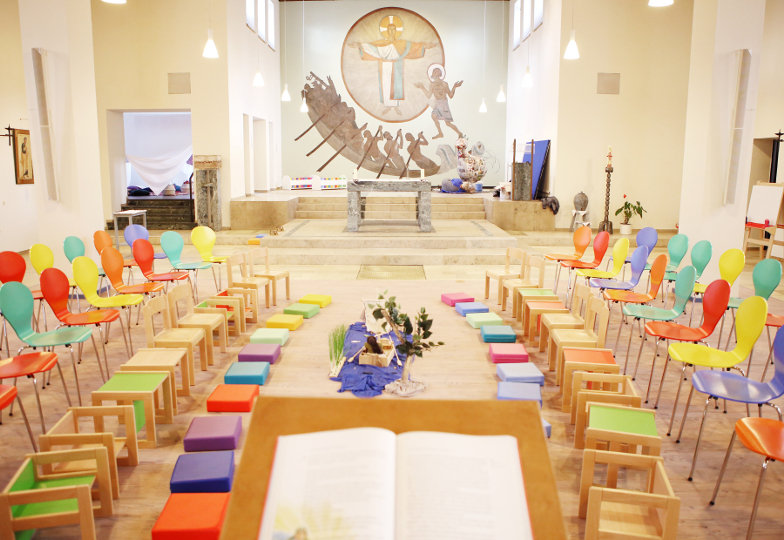 Bunte Stühle und Kissen in der Kinderkirche St. Peter