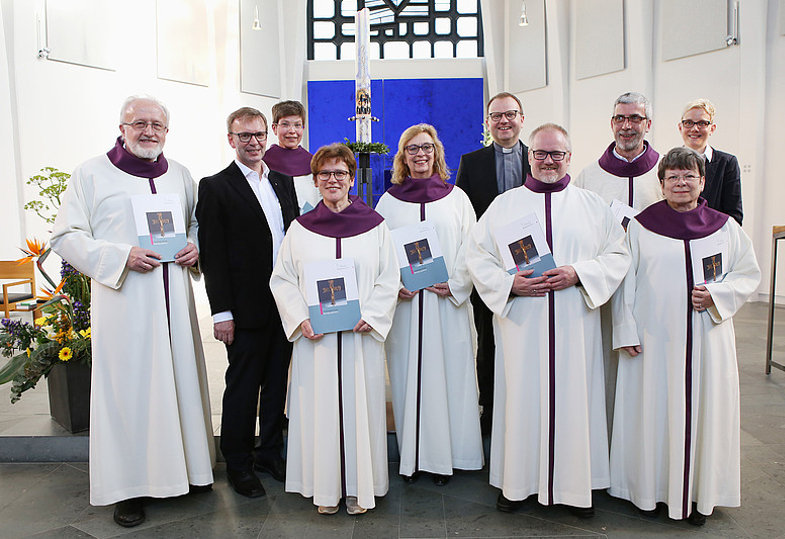 Ehrenamtliche Begräbnisleiterinnen und -leiter in ihrem liturgischen Gewand nach ihrer Beauftragungsfeier.