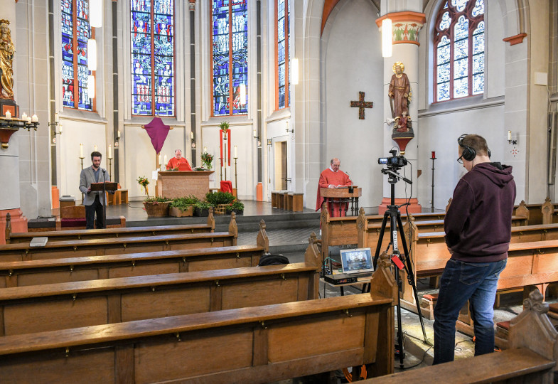 Ein Gottesdienst wird mit Kamera livegestreamt