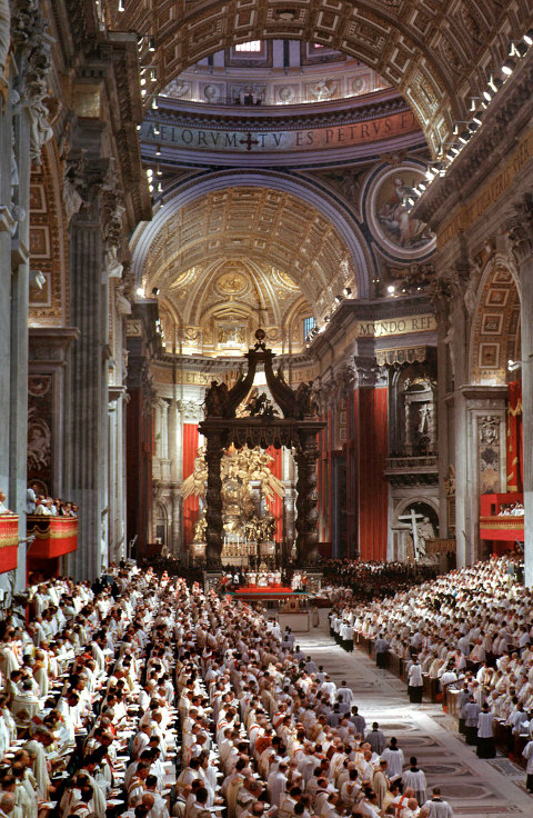 Das Hauptschiff des Petersdoms während des Zweiten Vatikanischen Konzils mit den Sitzungstribünen