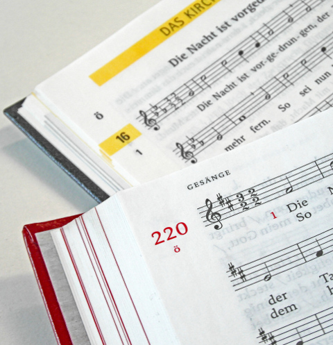 Die ökumenische Fassung des Liedes „Die Nacht ist vorgedrungen“ im katholischen „Gotteslob“ und im „Evangelischen Gesangbuch“