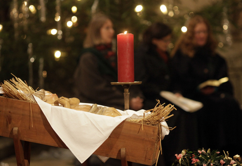 Eine Jesuskind-Figur in einer Krippe