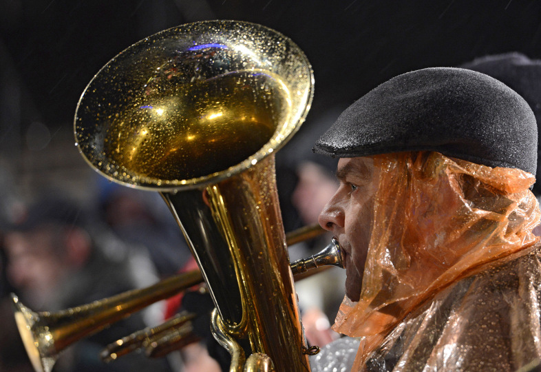 Ein Blechbläser spielt im Regen