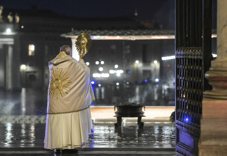 Vor dem wegen der Corona-Pandemie menschenleeren Petersplatz spendet Papst Franziskus einen außerordentlichen Eucharistischen Segen