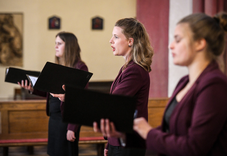 Drei Chorsängerinnen bilden eine Schola