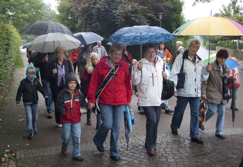 Pilgernde Großeltern und Enkelkinder