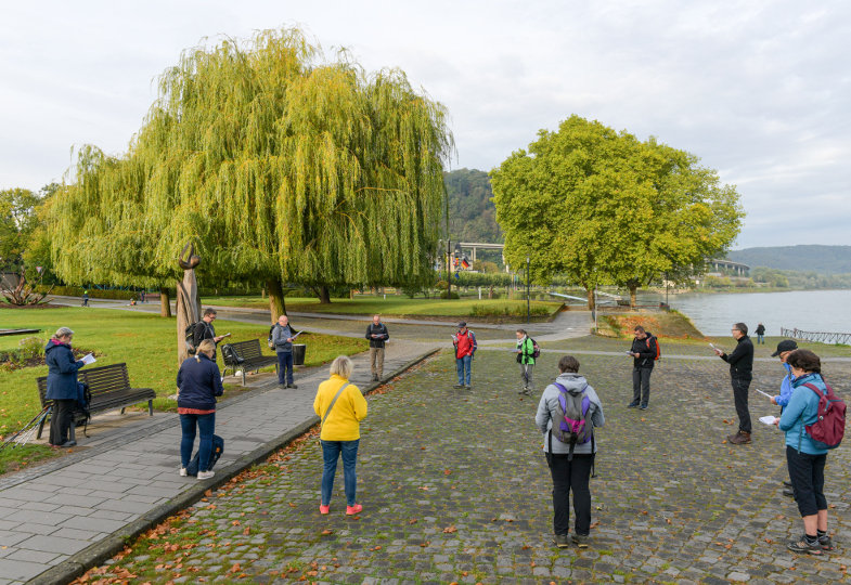 Eine Pilgergruppe betet auf Abstand im großen Kreis