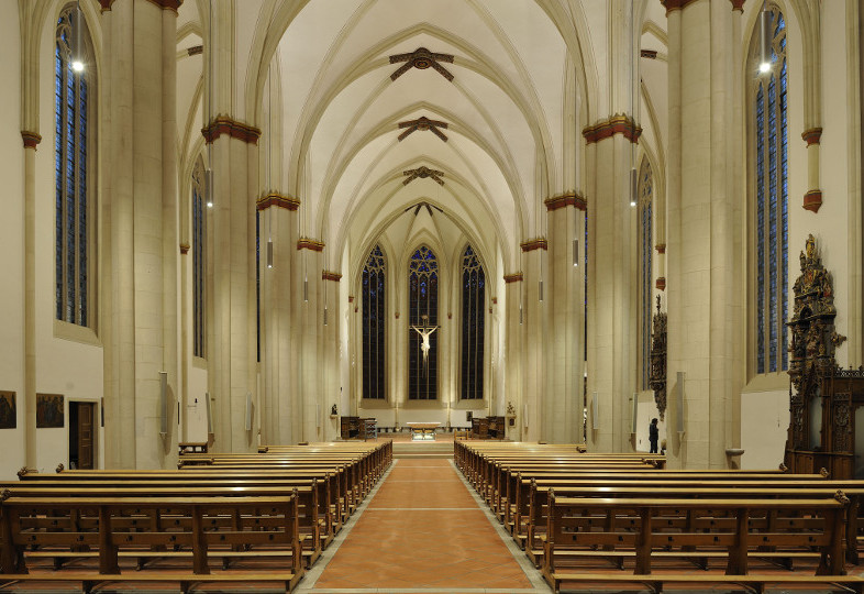 Innenraum der Überwasserkirche, Münster, bei künstlichem Licht