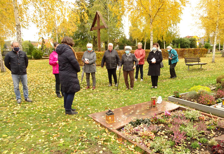 Eine Lichtfeier auf dem Friedhof