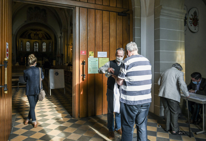 Anmeldung und Handdesinfektion vor dem Kirchenportal