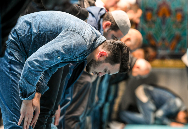 Muslime beim Freitagsgebet