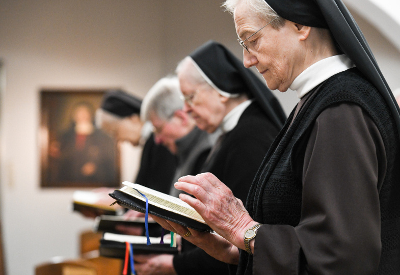 Ordensschwestern beten das Stundengebet