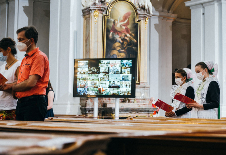 Bildschirme im Kirchenraum übertragen die Feiern in den Gemeinden zu den Feiernden in der Kathedrale