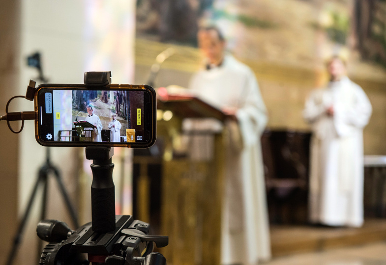 Ein Smartphone streamst einen Gottesdienst