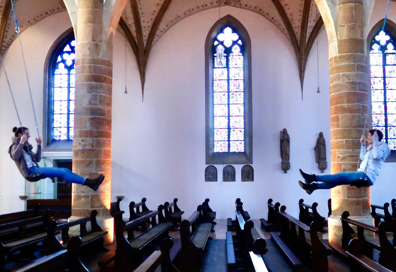 Die Kirchenschaukel in St. Dionysius, Rheine in Benutzung