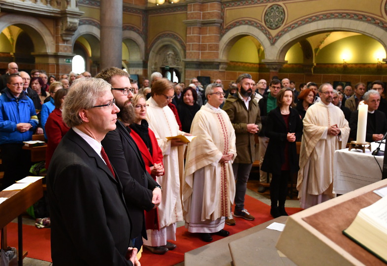 Pfarreiverantwortliche vor dem Altar