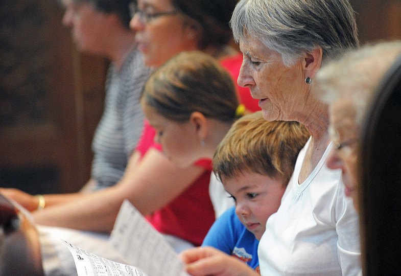 Mehrere Generationen im Gottesdienst