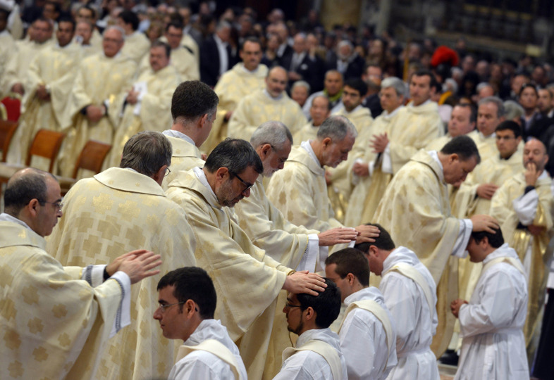 Handauflegung durch Priester bei einer Priesterweihe