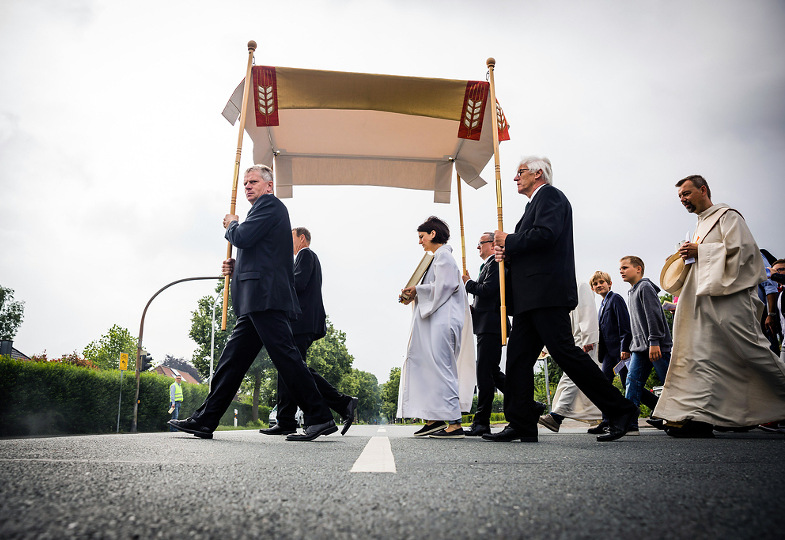 Fronleichnamsprozession mit Evangeliar